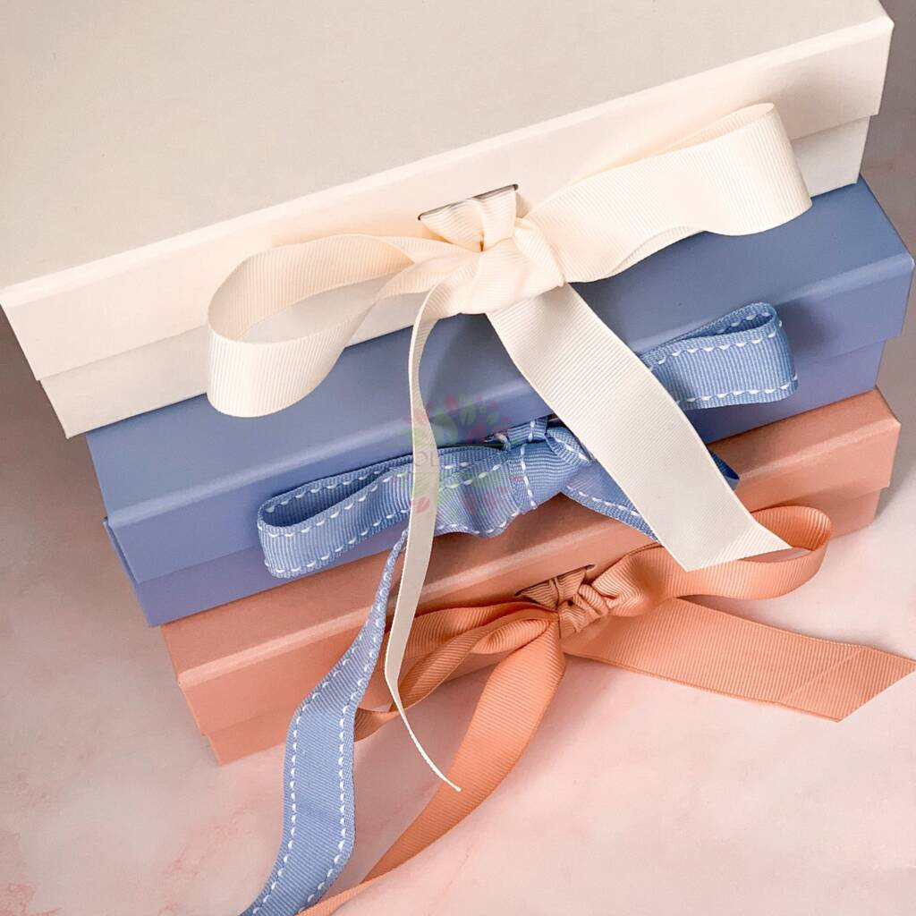 Красочные коробки для подарочных наборов с лентой